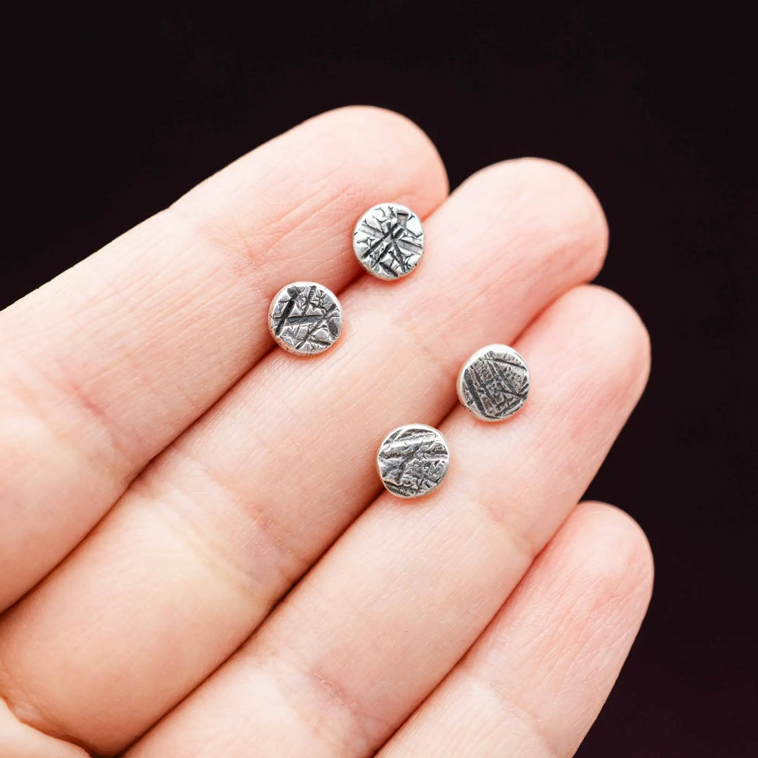 Kleine organische Ohrstecker mit Textur aus 925 Silber