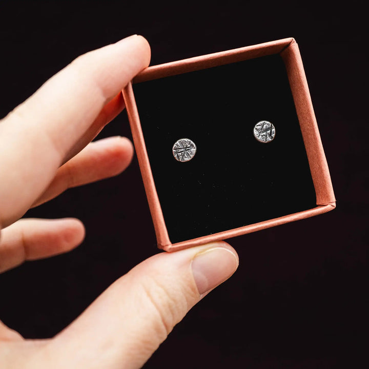 Kleine organische Ohrstecker mit Textur aus 925 Silber