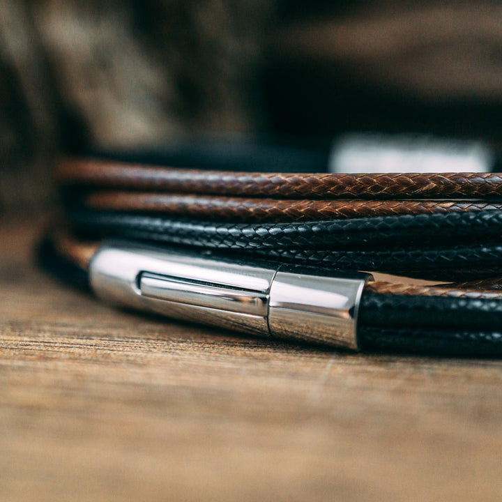 Veganes Wickelarmband in Schwarzbraun mit Gravur auf Echtsilber