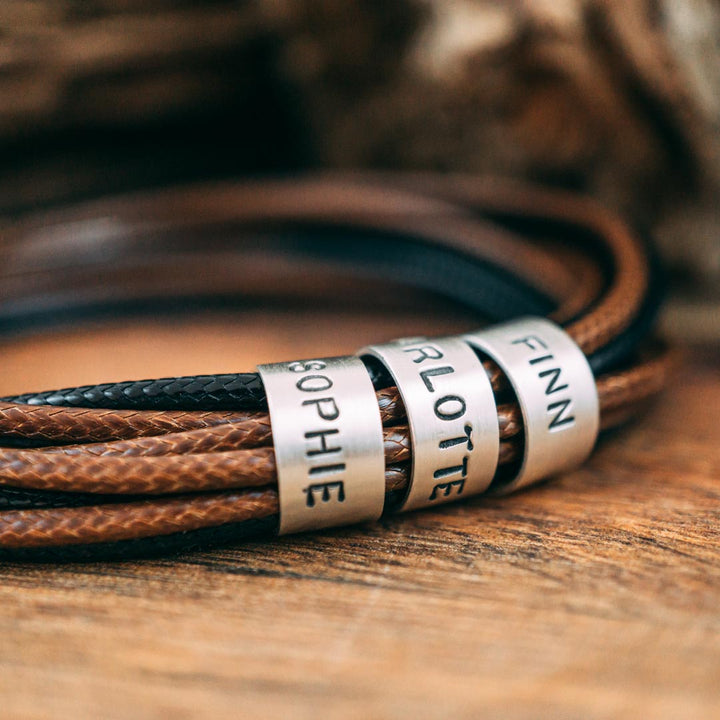 Veganes Wickelarmband in Schwarzbraun mit Gravur auf Echtsilber