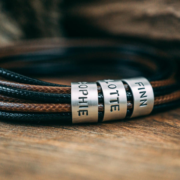 Veganes Wickelarmband in Schwarzbraun mit Gravur auf Echtsilber