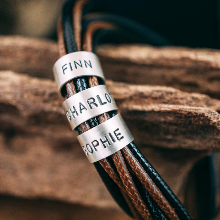 Veganes Wickelarmband in Schwarzbraun mit Gravur auf Echtsilber