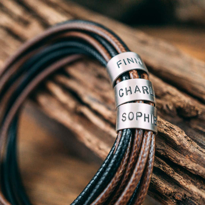 Veganes Wickelarmband in Schwarzbraun mit Gravur auf Echtsilber