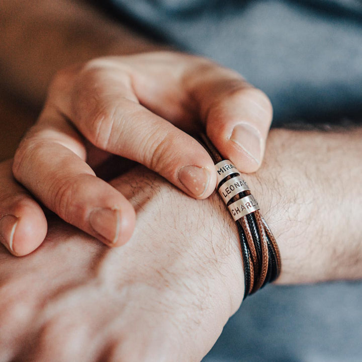 Veganes Wickelarmband in Schwarzbraun mit Gravur auf Echtsilber
