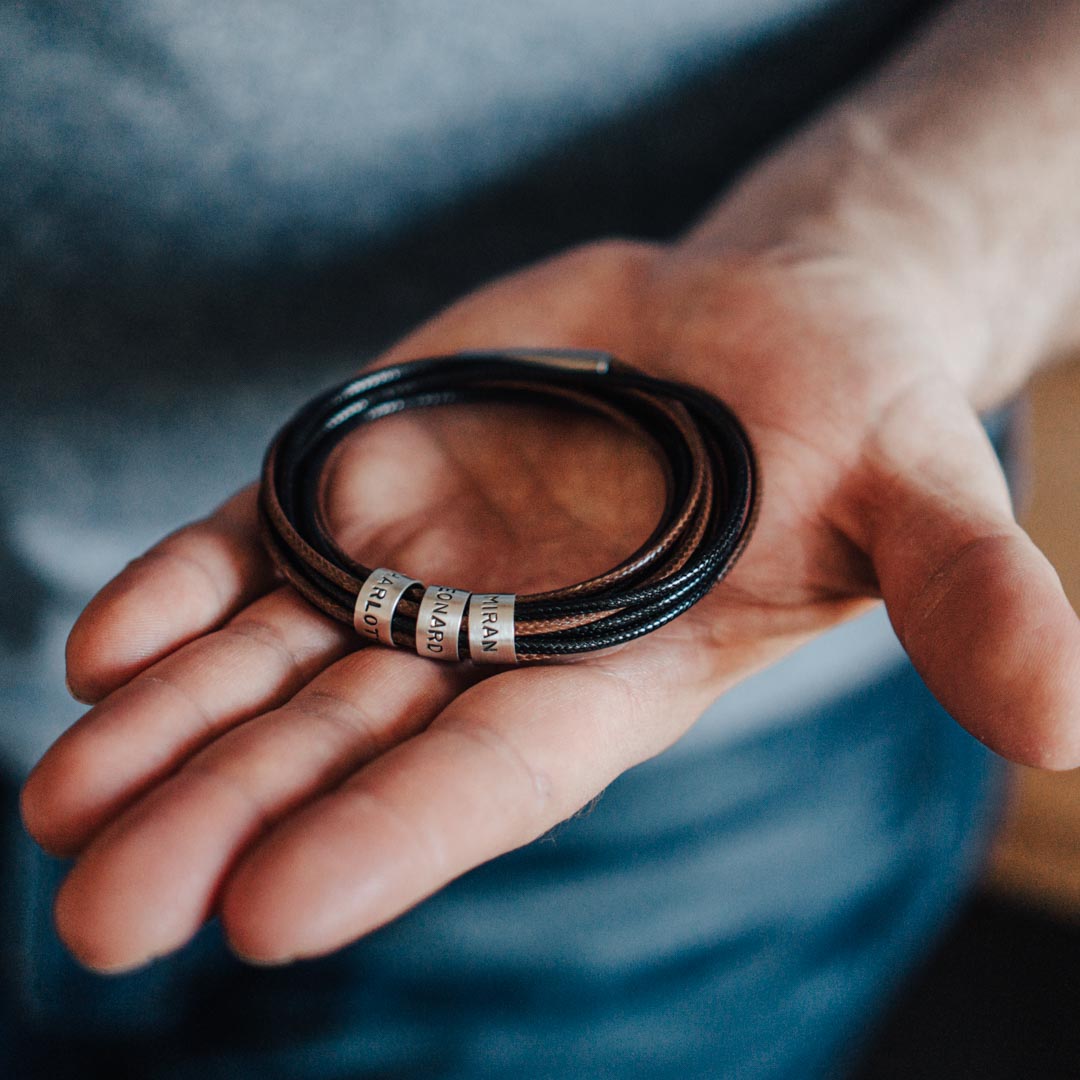 Veganes Wickelarmband in Schwarzbraun mit Gravur auf Echtsilber