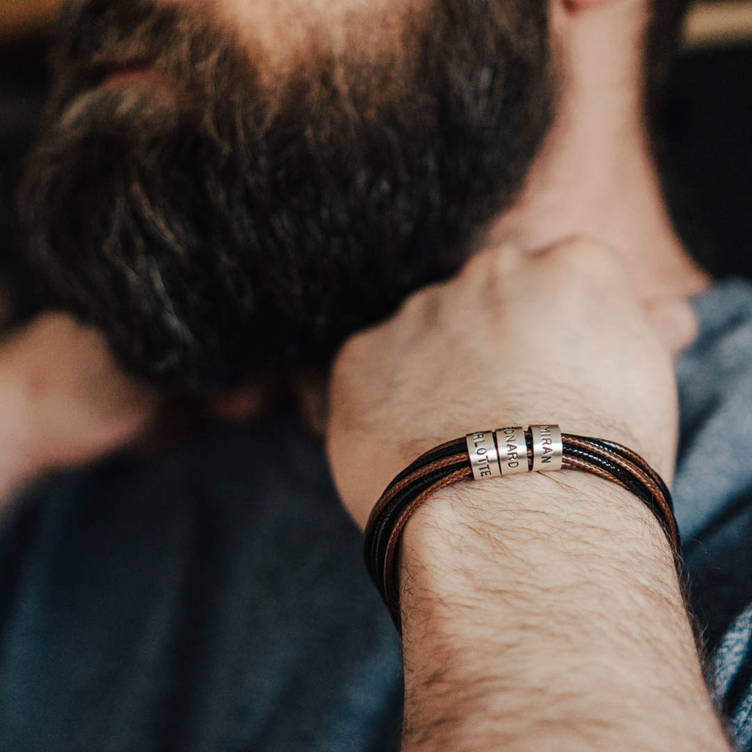 Veganes Wickelarmband in Schwarzbraun mit Gravur auf Echtsilber
