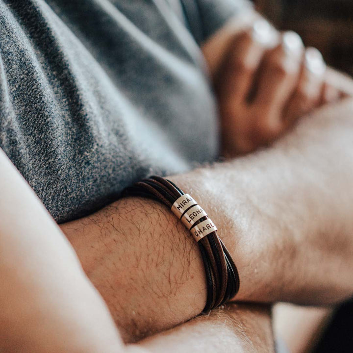 Veganes Wickelarmband in Schwarzbraun mit Gravur auf Echtsilber