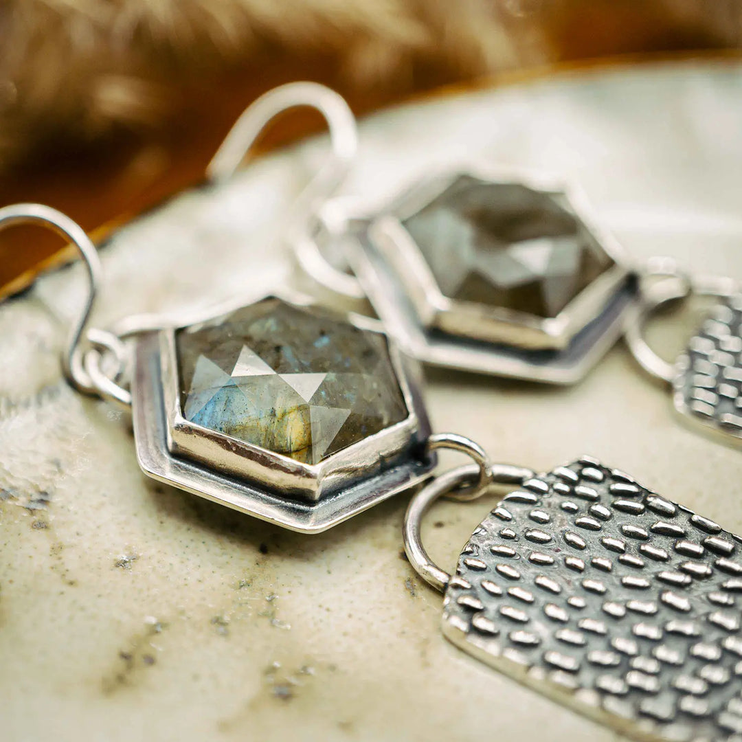 Was echte Handarbeit bei Schmuck bedeutet, und woran du sie erkennst