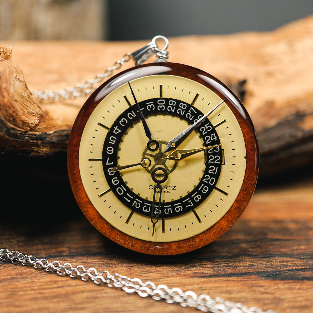 Schmuck mit Uhrenteilen