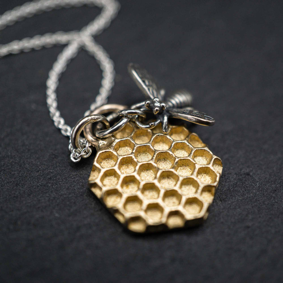 Goldene Honigwaben Halskette mit Echtsilber Biene // Honigwächter