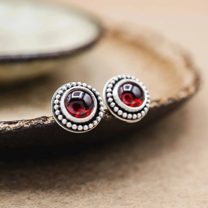 Kleine rote Granat Ohrstecker aus Silber 925