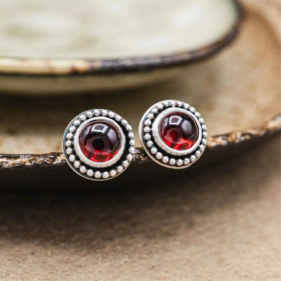 Kleine rote Granat Ohrstecker aus Silber 925