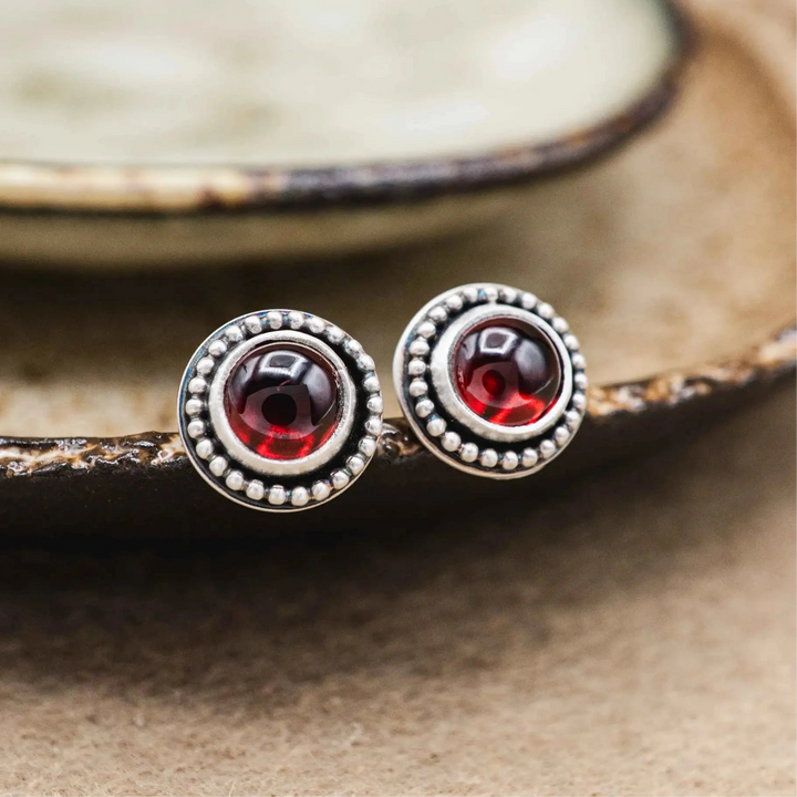 Kleine rote Granat Ohrstecker aus Silber 925
