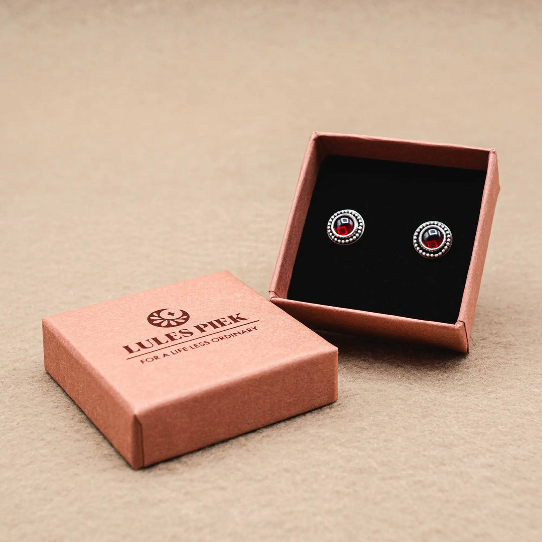 Kleine rote Granat Ohrstecker aus Silber 925