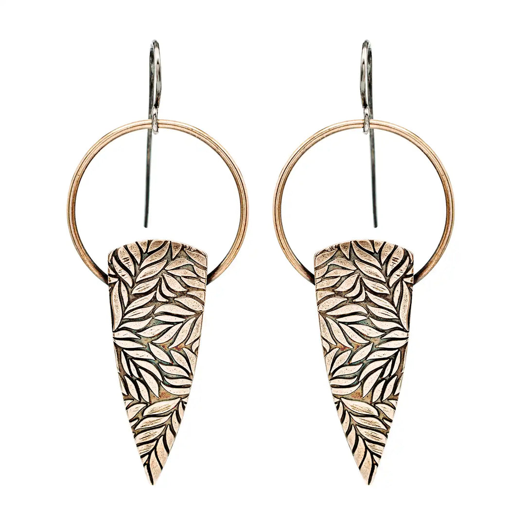 Große dreieckige Ohrringe mit Blättern aus Bronze // Blattwerk