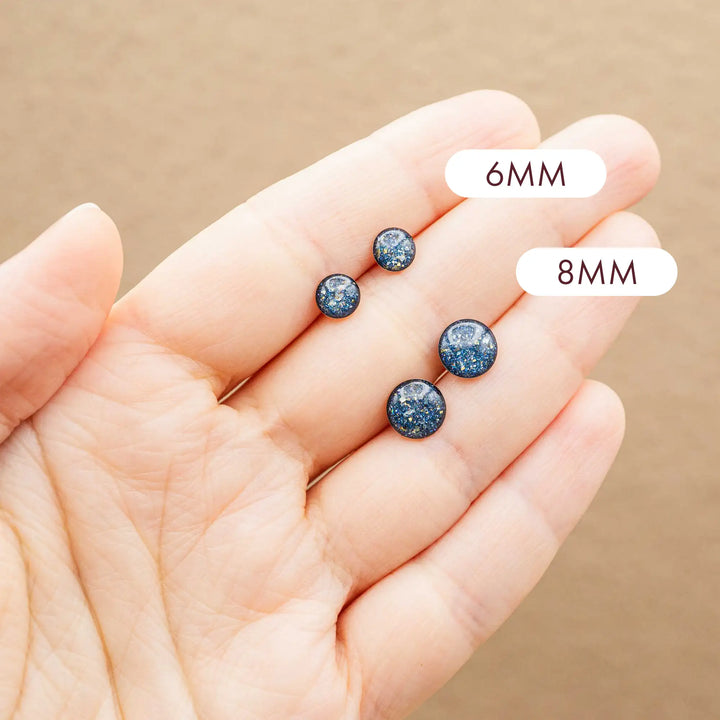 Kleine blaue Glitzer Ohrringe mit Edelstahl - Galaxie Ohrstecker - Lules Piek