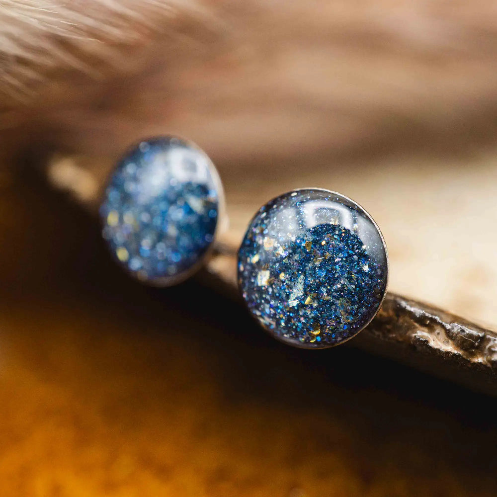 Kleine blaue Glitzer Ohrringe mit Edelstahl - Galaxie Ohrstecker - Lules Piek