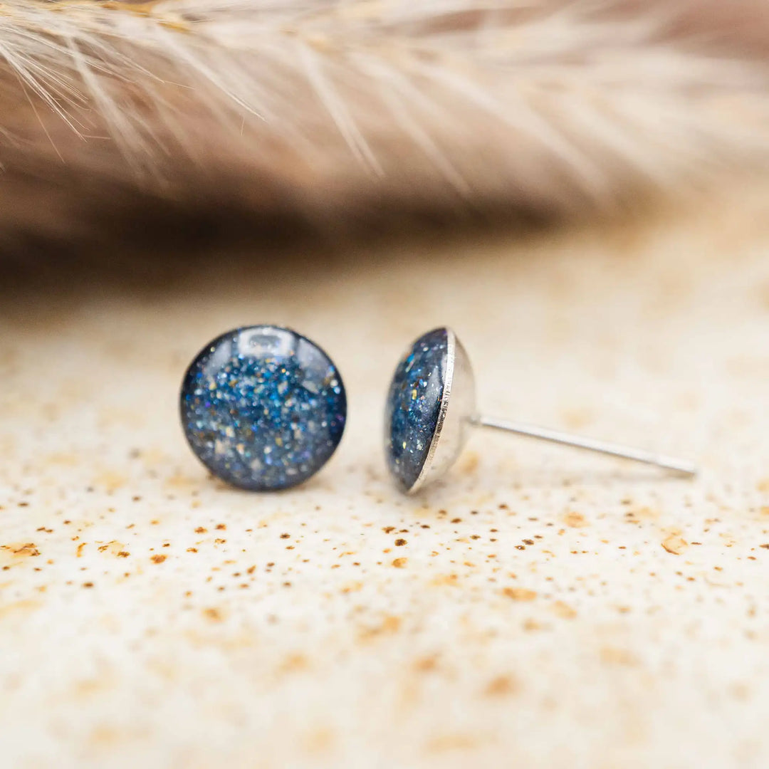 Kleine blaue Glitzer Ohrringe mit Edelstahl - Galaxie Ohrstecker - Lules Piek