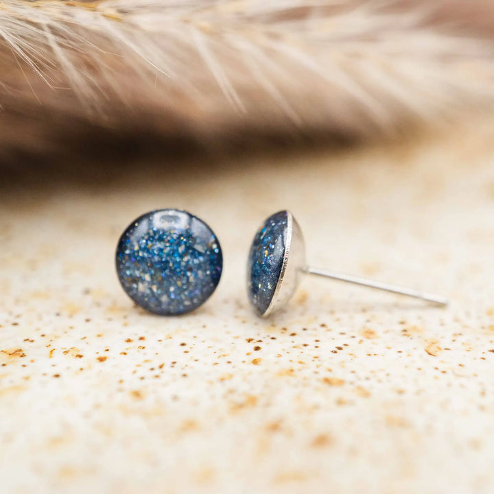 Kleine blaue Glitzer Ohrringe mit Edelstahl - Galaxie Ohrstecker - Lules Piek