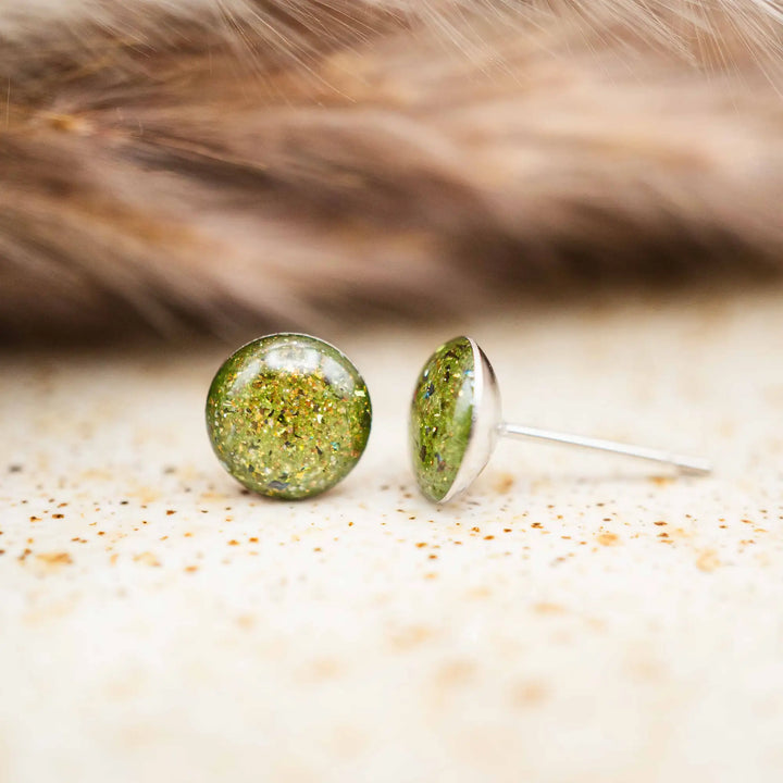 Kleine grüne Glitzer Ohrringe // Galaxie Ohrstecker hellgrün - Lules Piek