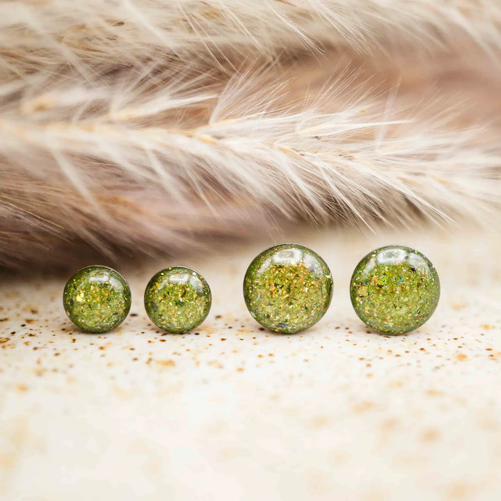 Kleine grüne Glitzer Ohrringe // Galaxie Ohrstecker hellgrün - Lules Piek