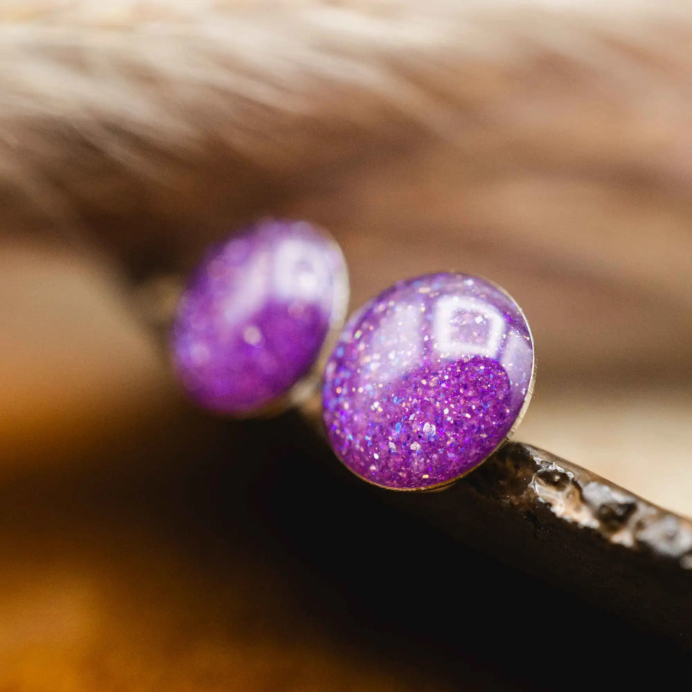 Kleine lila Glitzer Ohrringe // Galaxie Ohrstecker violett - Lules Piek