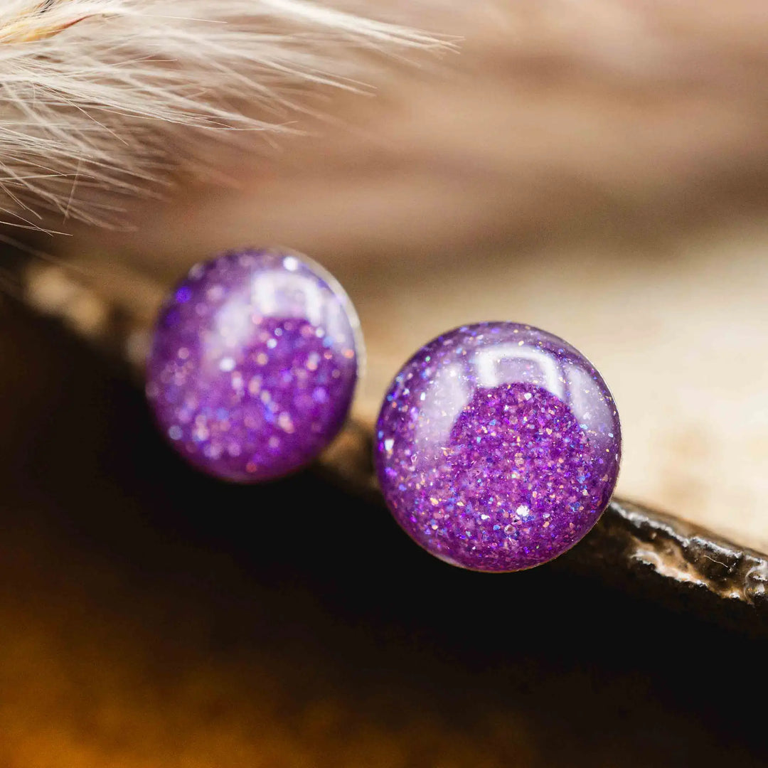 Kleine lila Glitzer Ohrringe // Galaxie Ohrstecker violett - Lules Piek
