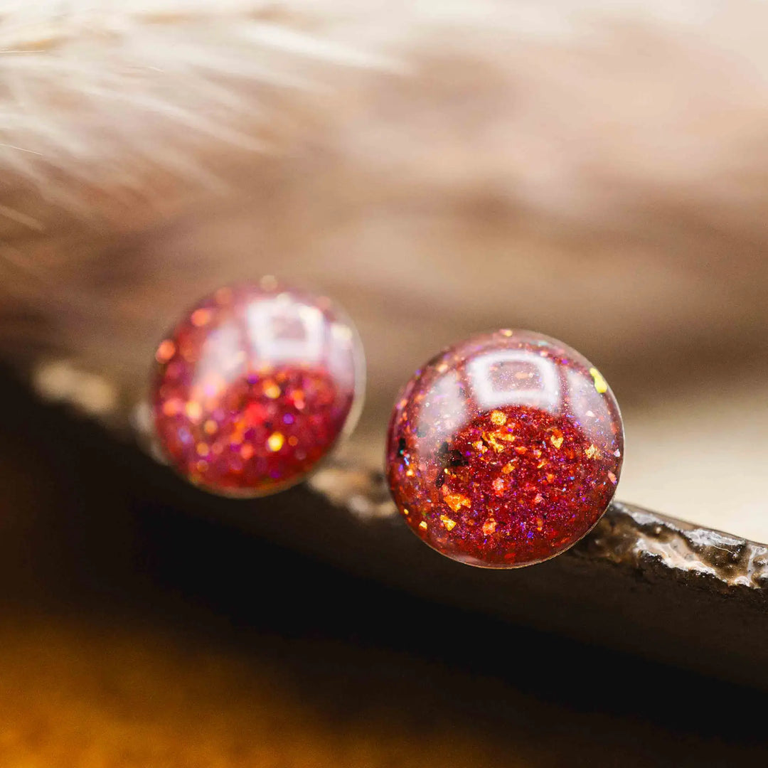Kleine bordeaux rote Glitzer Ohrringe // Galaxie Ohrstecker weinrot - Lules Piek