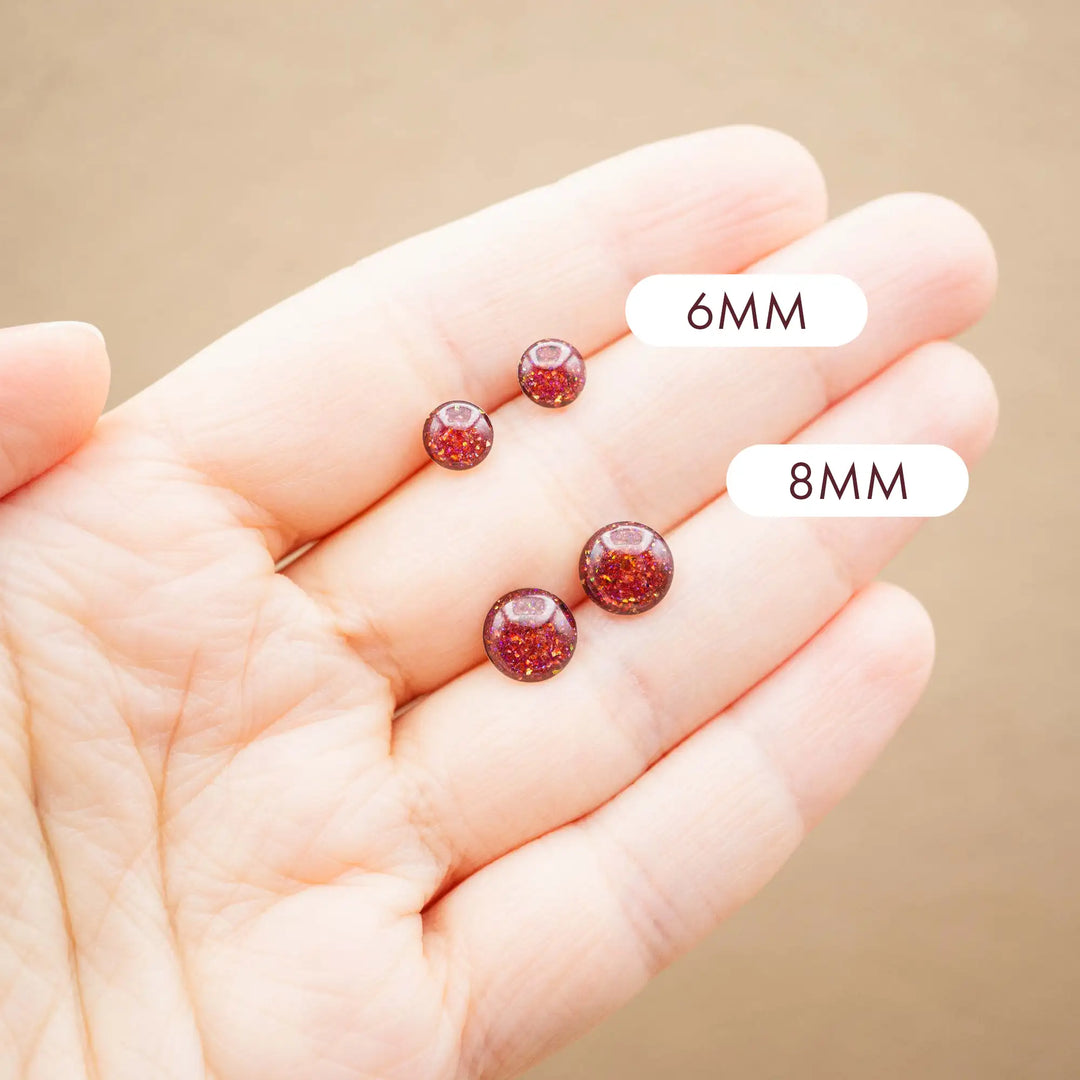 Kleine bordeaux rote Glitzer Ohrringe // Galaxie Ohrstecker weinrot - Lules Piek