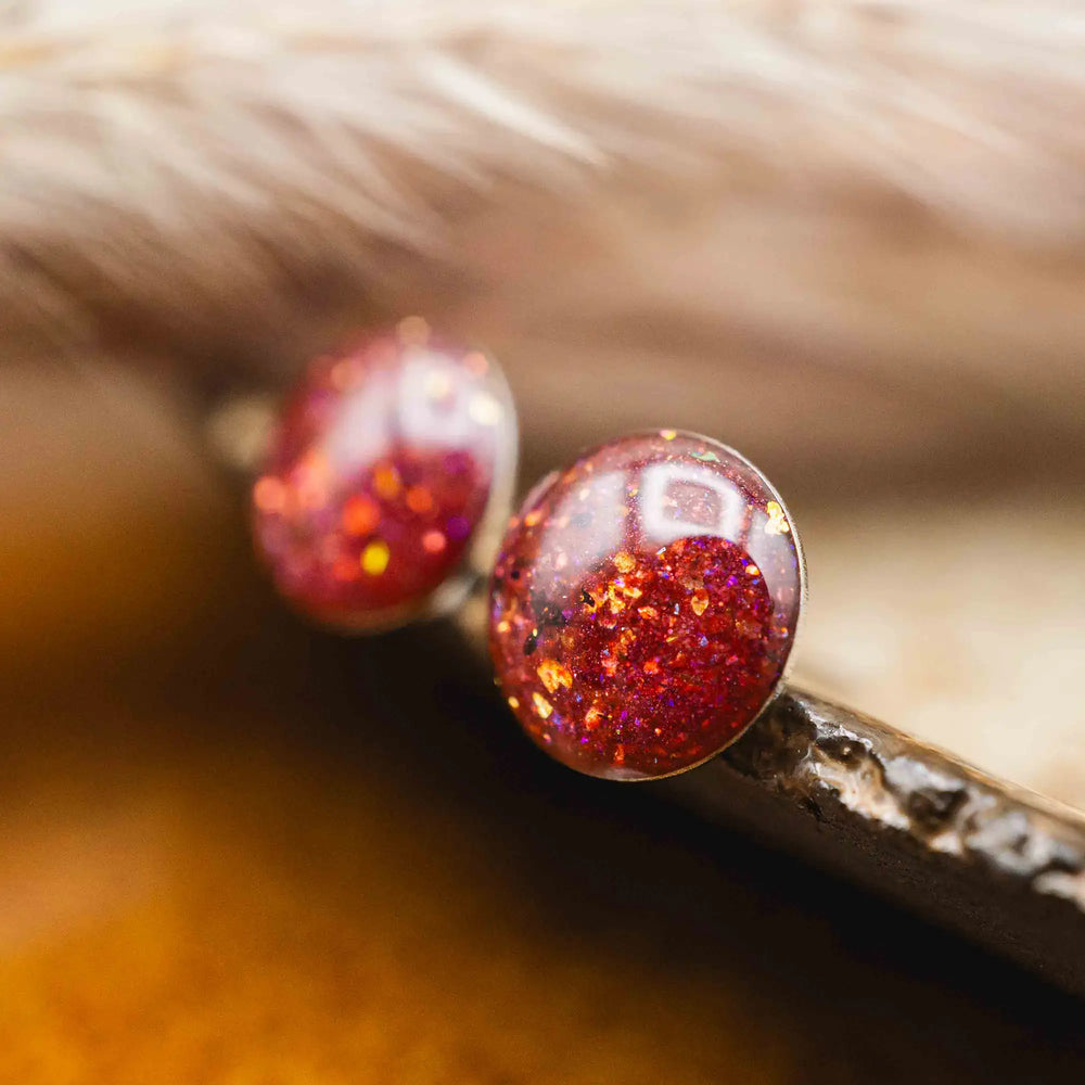 Kleine bordeaux rote Glitzer Ohrringe // Galaxie Ohrstecker weinrot - Lules Piek