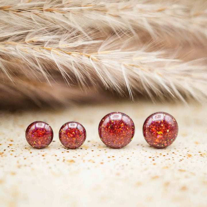 Kleine bordeaux rote Glitzer Ohrringe // Galaxie Ohrstecker weinrot - Lules Piek