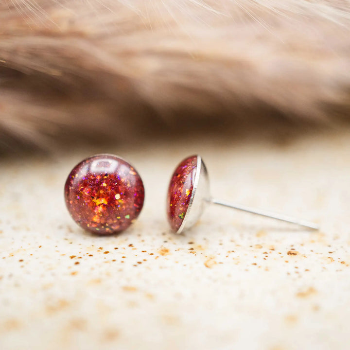 Kleine bordeaux rote Glitzer Ohrringe // Galaxie Ohrstecker weinrot - Lules Piek