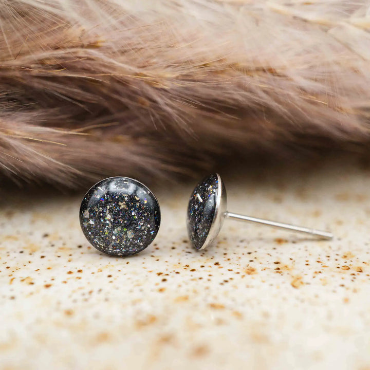 Kleine schwarze Glitzer Ohrringe // Edelstahl Galaxie Ohrstecker - Lules Piek