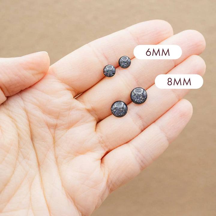 Kleine schwarze Glitzer Ohrringe // Edelstahl Galaxie Ohrstecker - Lules Piek
