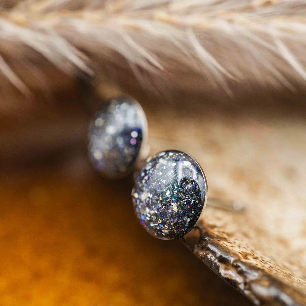 Kleine schwarze Glitzer Ohrringe // Edelstahl Galaxie Ohrstecker - Lules Piek