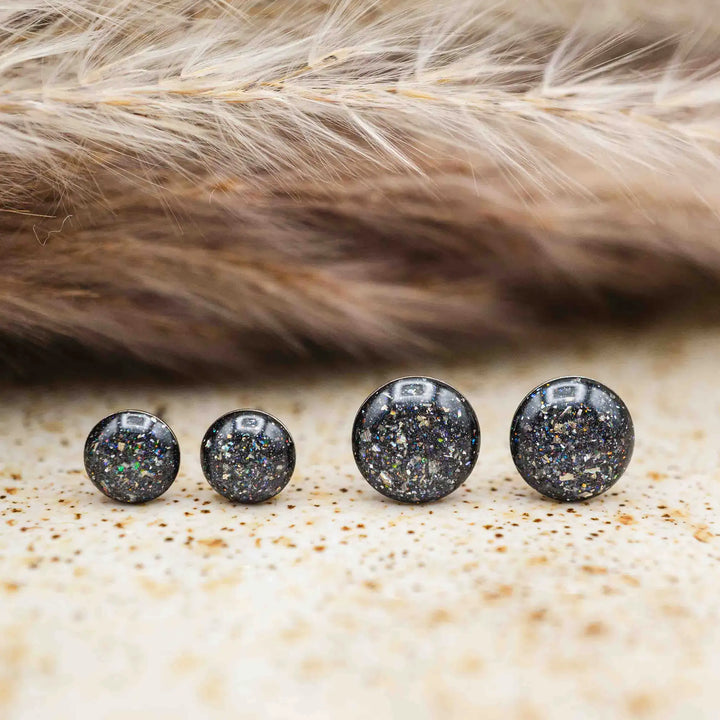 Kleine schwarze Glitzer Ohrringe // Edelstahl Galaxie Ohrstecker - Lules Piek