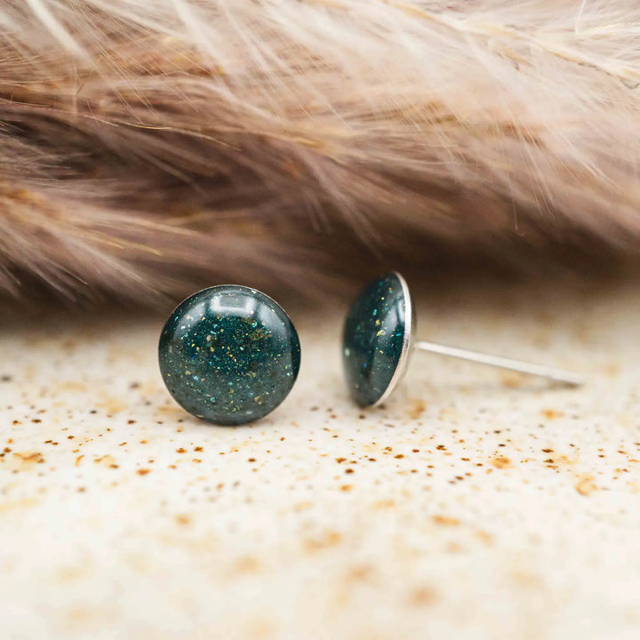 Kleine grüne Glitzer Ohrringe // Galaxie Ohrstecker smaragd - Lules Piek