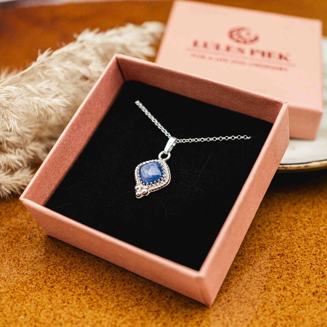 Kyanit Kette // Zarte Silberkette mit blauem Stein