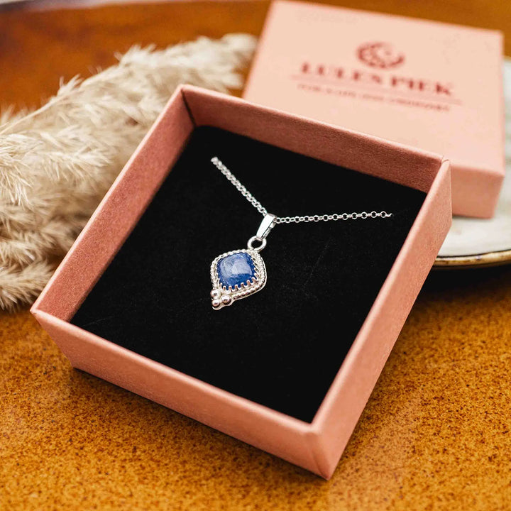 Kyanit Kette // Zarte Silberkette mit blauem Stein