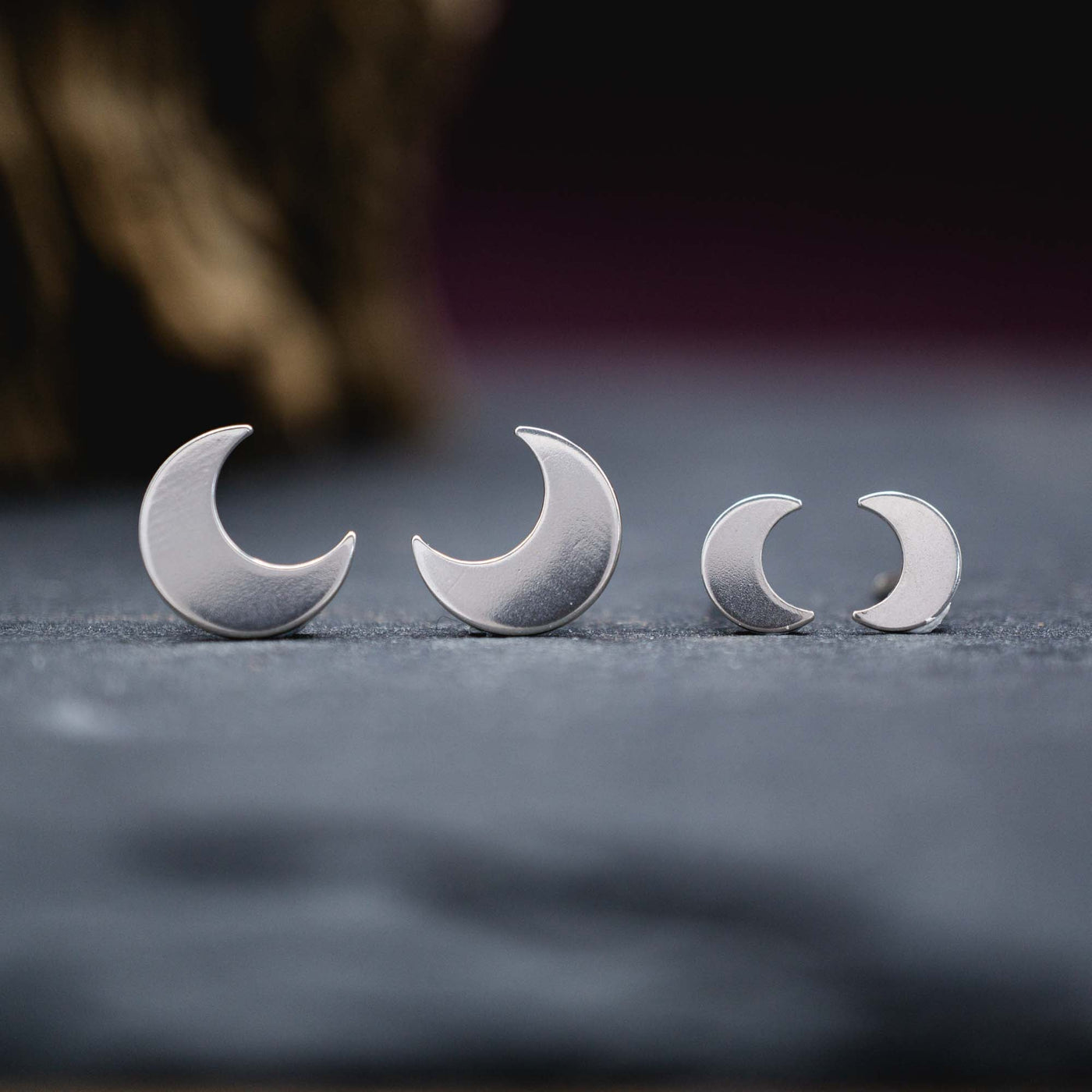 Kleine Mini Echtsilber Mond Ohrstecker // Luna