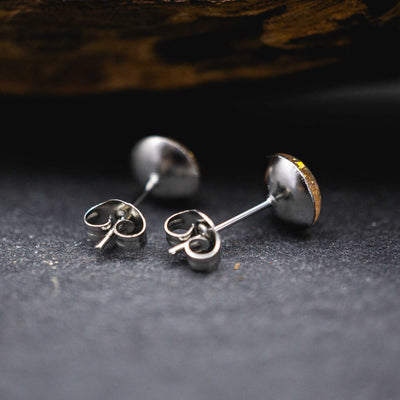 Kleine runde Mini Ohrstecker •Galaxie• in Pfirsich Opal