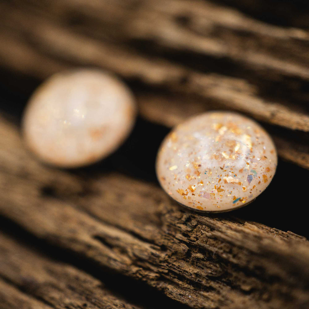 Kleine runde Mini Ohrstecker •Galaxie• in Pfirsich Opal