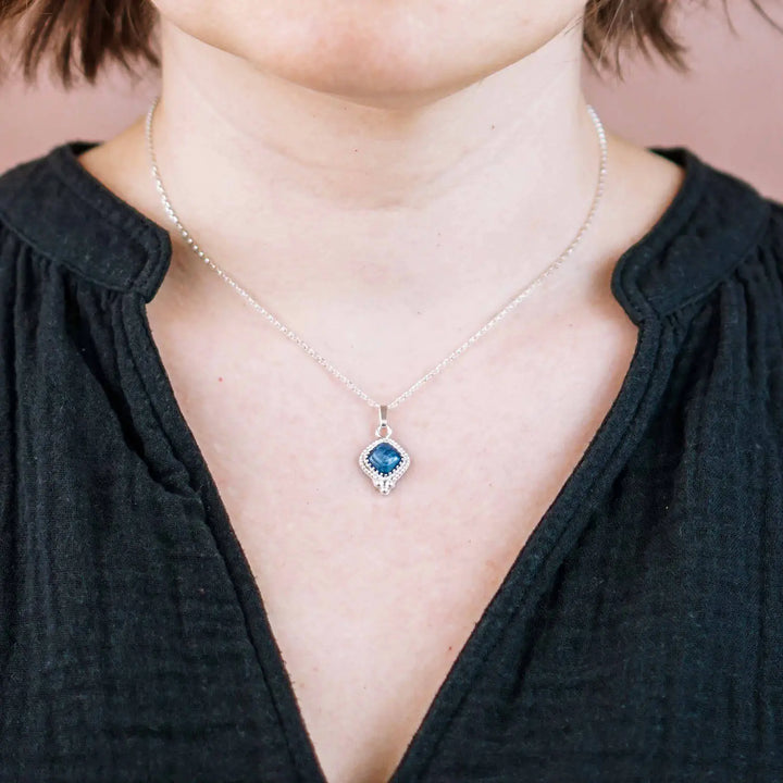 Kyanit Kette // Zarte Silberkette mit blauem Stein