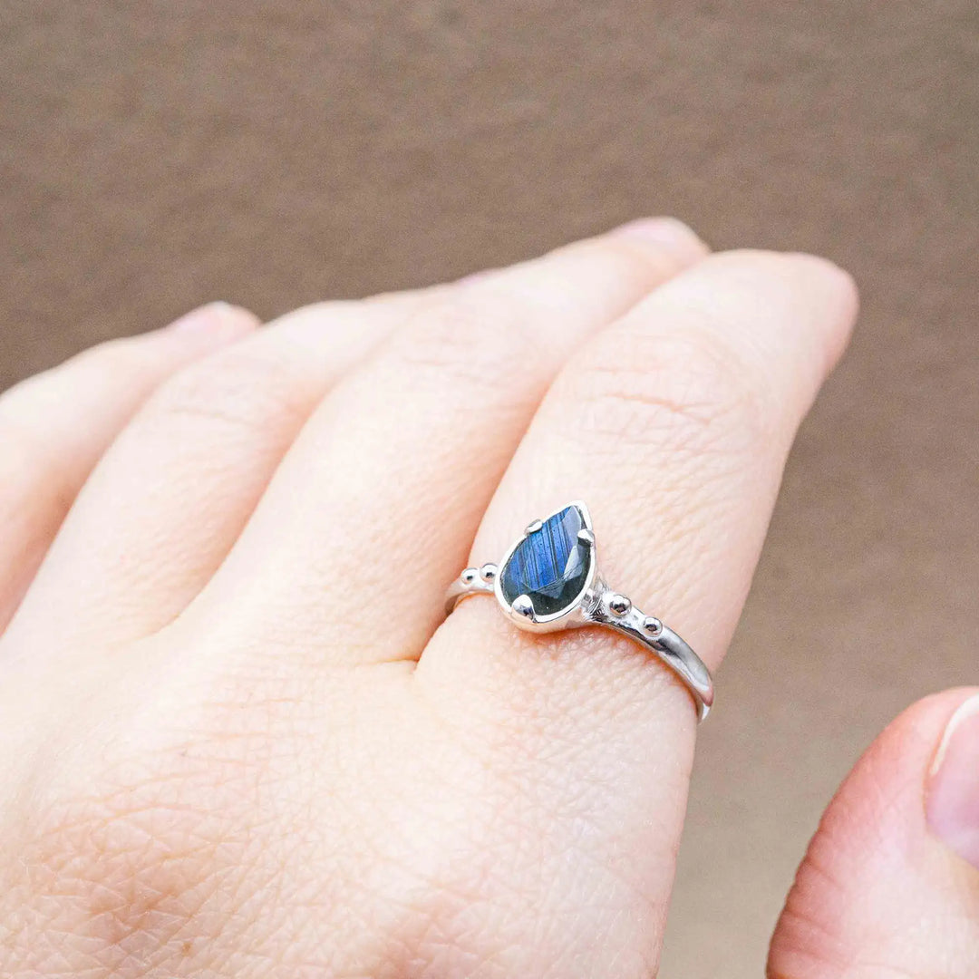 Zarter Labradorit Ring aus Silber // Unikat Verlobungsring