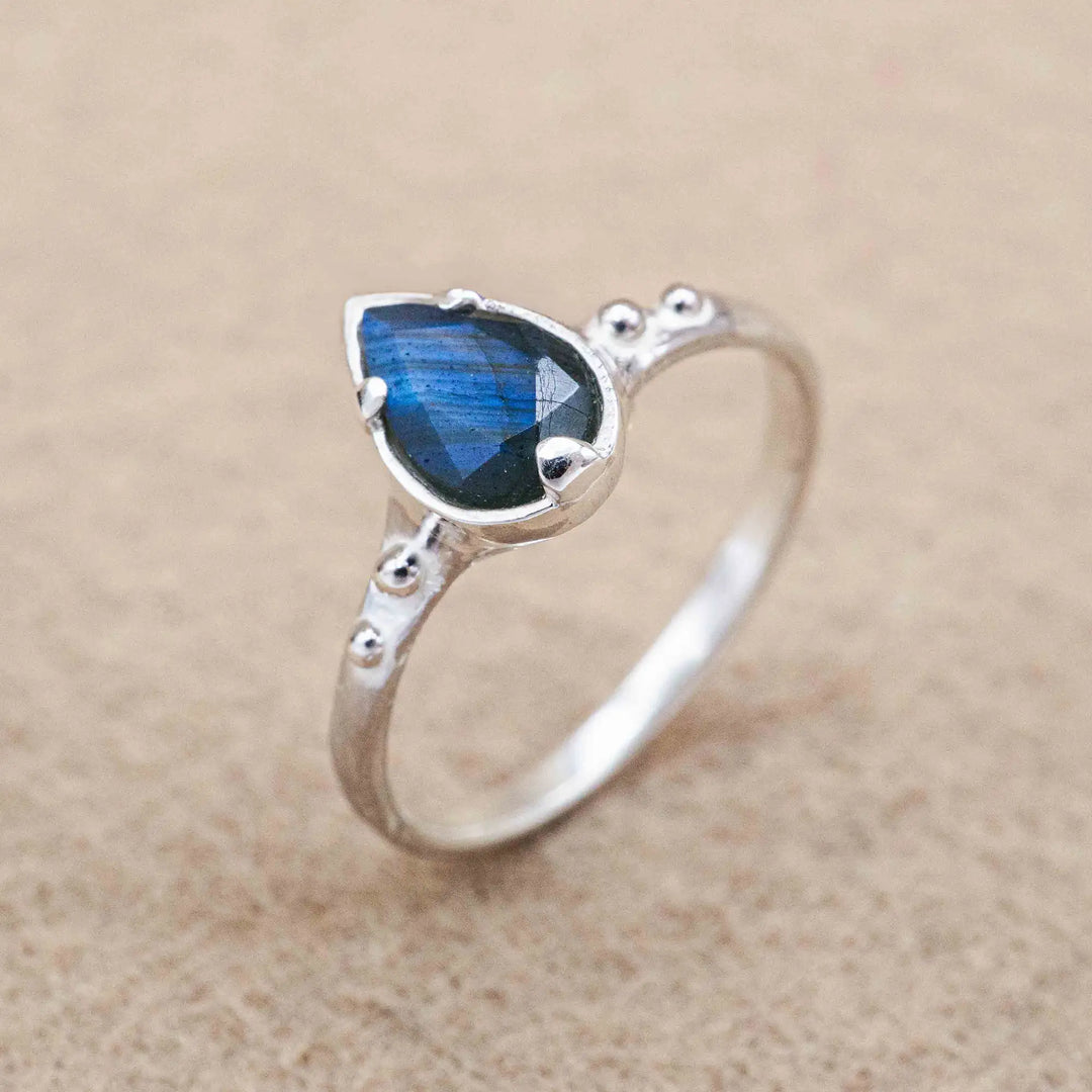 Zarter Labradorit Ring aus Silber // Unikat Verlobungsring