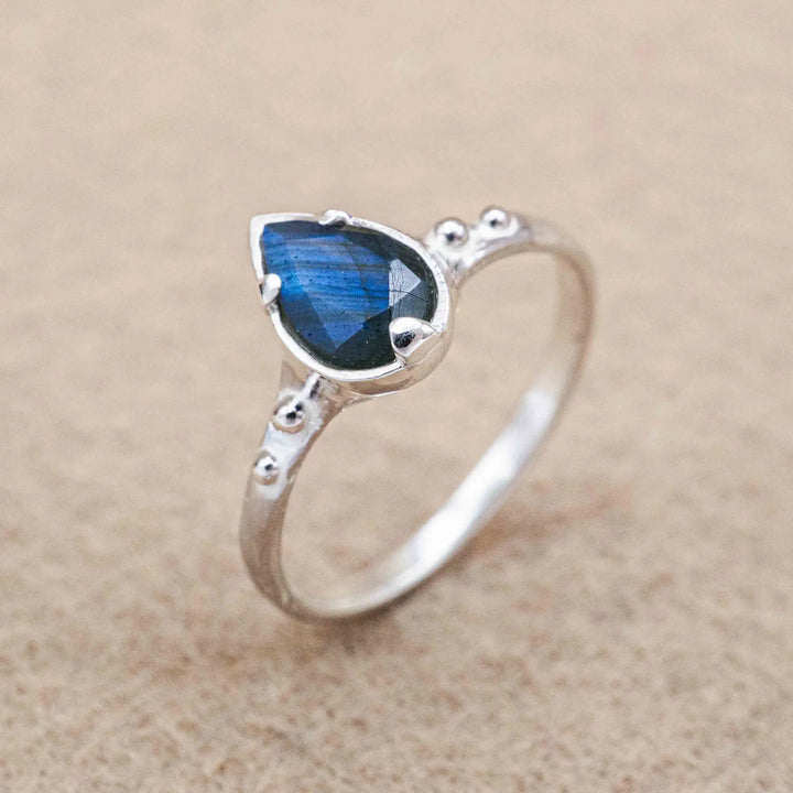 Zarter Labradorit Ring aus Silber // Unikat Verlobungsring