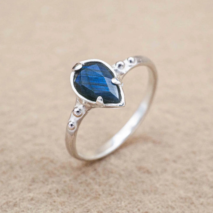 Zarter Labradorit Ring aus Silber // Unikat Verlobungsring