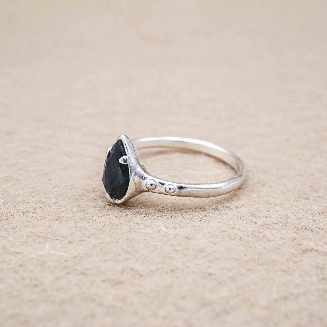 Zarter Labradorit Ring aus Silber // Unikat Verlobungsring