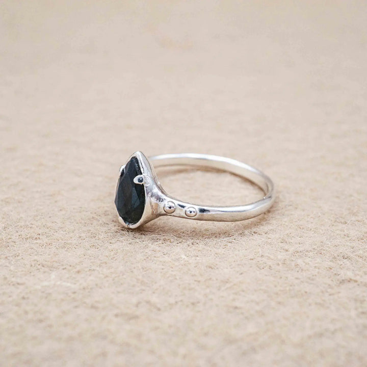Zarter Labradorit Ring aus Silber // Unikat Verlobungsring