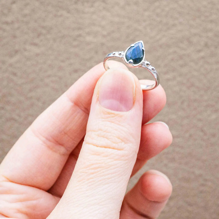 Zarter Labradorit Ring aus Silber // Unikat Verlobungsring